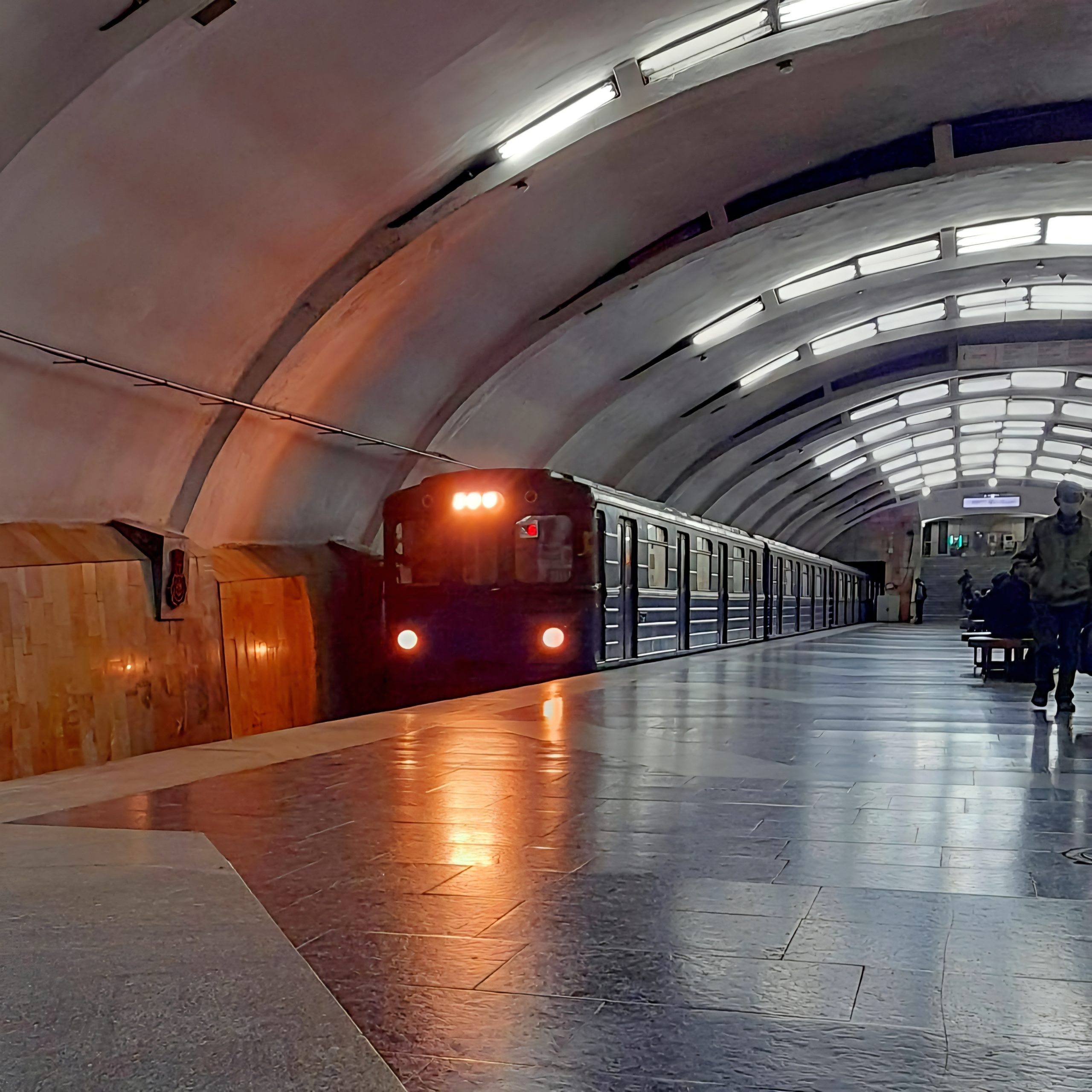 Платформа станції метро «Тракторний завод» у Харкові